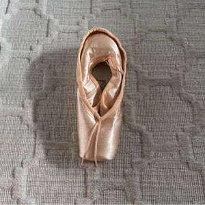 Freed pointe shoes classic pros, size 3 F
